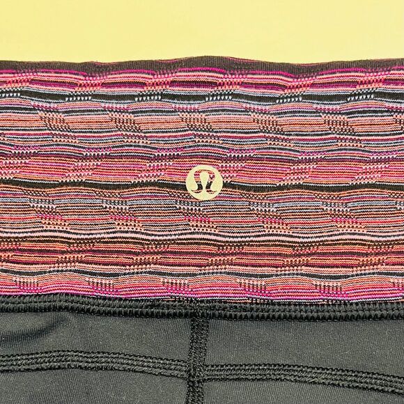 Lululemon Gather & Crow Crop II Navy Capris size 6 - Picture 3 of 4